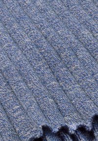Blau gestrickter Stoff mit abwechselnden gerippten Texturen in verschiedenen Blau- und sanften, melierten Garnnuancen.