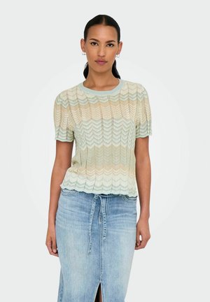 Licht gebreid sweater met een zigzagpatroon in pale groen, beige en blauwe tinten; korte mouwen, ronde halslijn, ribbelaccenten.