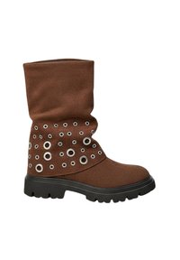 Botte marron mi-mollet avec semelle noire épaisse, ornée de rivets en argent dispersés sur la partie supérieure.