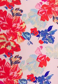 Motivo di tessuto floreale con vivaci fiori rossi e blu su uno sfondo rosa chiaro, con accenti di glitter e pennellate artistiche.