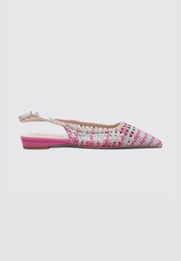 Zapato plano tejido que presenta fibras rosas, blancas y turquesas con un diseño de punta afilada y una hebilla metálica en una correa de talón. Suela plana.