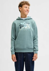 Sudadera con capucha de algodón verde claro con un gráfico en el frente que presenta el texto "JACK & JONES WORLDWIDE". Puños y dobladillo acanalados. Corte casual.