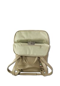 Sac en cuir beige avec doublure en textile vert, fermeture zippée et deux poignées supérieures. Comprend des poches intérieures et une étiquette avec un détail du drapeau italien.
