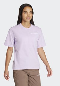 Svetlofialová krátkoročná tričko s okrúhlym výstrihom, s malou kapsou a logom "Terrex" v bielej farbe na hrudi.