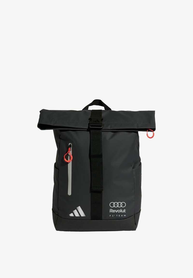 Schwarzer Rolltop-Rucksack mit vorderem Riemen, Reißverschlusstasche mit rotem Zug, Adidas- und Audi Revolut F1 Team-Logos vorne unten.