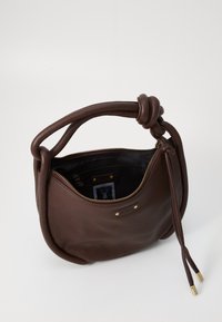 Borsa a tracolla in pelle marrone con manico annodato, chiusura con zip, forma rotonda e dettagli in tonalità dorata; presenta un interno nero con tasche.