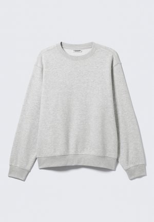 Szara bluza wykonana z miękkiej mieszanki bawełny. Prążkowany okrągły dekolt i mankiety, luźny krój. Brak widocznych wzorów i elementów ozdobnych.