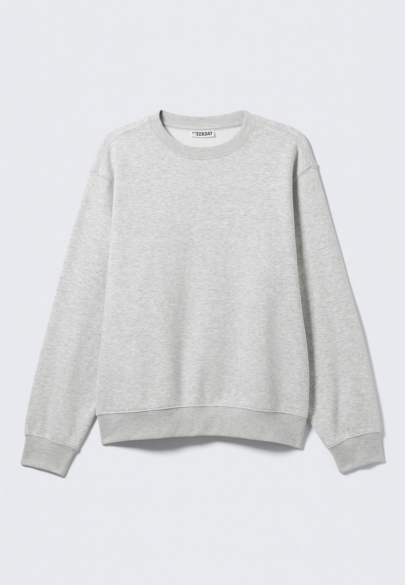 Sweat-shirt gris en mélange de coton doux. Encolure ronde côtelée et poignets, avec une coupe décontractée. Pas de motifs visibles ni de détails métalliques.