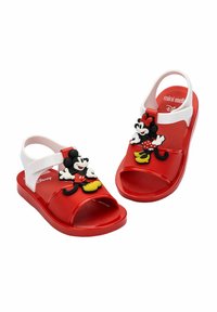 Sandali rossi per bambini con cinghie bianche, caratterizzati da personaggi 3D di Topolino e Minnie sulla parte anteriore.