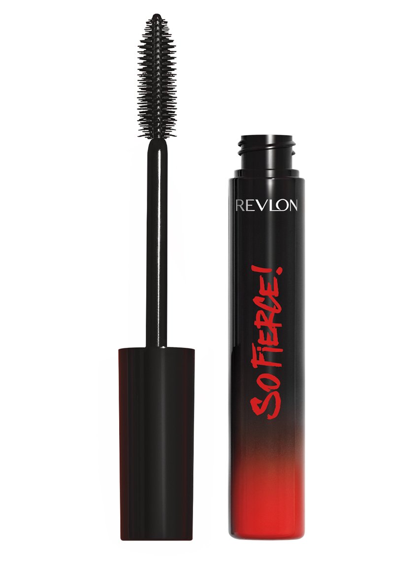 Tube de mascara noir Revlon So Fierce ! avec un dégradé rouge et une brosse aux poils densément serrés, ouverte et tenue à la verticale sur un fond blanc.