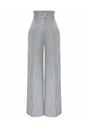 Szare spodnie o szerokich nogawkach i wysokim stanie, z materiałowym paskiem i jednym ozdobnym srebrnym guzikiem na pasku talii.