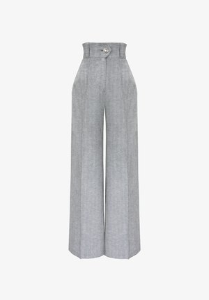 Szare spodnie o szerokich nogawkach i wysokim stanie, z materiałowym paskiem i jednym ozdobnym srebrnym guzikiem na pasku talii.