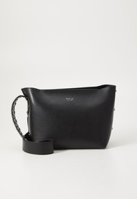 Zwarte leren handtas met een gestructureerde vorm, een gladde textuur en metalen accenten. Het heeft een ketting en een platte schouderriem voor het dragen.