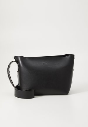 Mustast nahast käekott, millel on struktureeritud kuju, sile tekstuur ja metallist detailid. Sellel on ketiga ja lamedat rihma kasutamise võimalus.