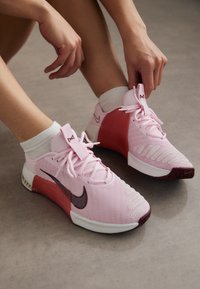 METCON 9 - Scarpe da allenamento - pink foam/dark team red/platinum tint/adobe/pink