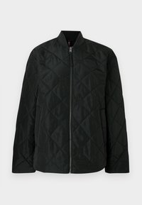 Chaqueta acolchada negra hecha de tela lisa y brillante. Cuenta con un cuello alto y cremallera frontal. Detalles de patrón de diamante en toda la prenda.