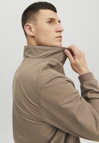 Jack & Jones JJERUSH HARRINGTON - Bomberjacks - dark brown