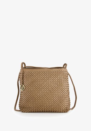 Geflochtene, beige Lederhandtasche mit flacher Form, verstellbarem Schulterriemen und Logoakzent in Goldfarbe. Strukturiert Oberfläche mit einem geometrischen Muster.