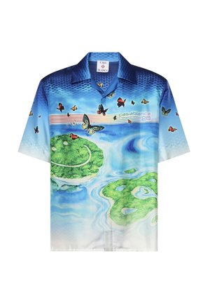 Camisa azul de manga corta con islas verdes, mariposas coloridas y texto "casablanca beyond destiny 28" en el pecho.