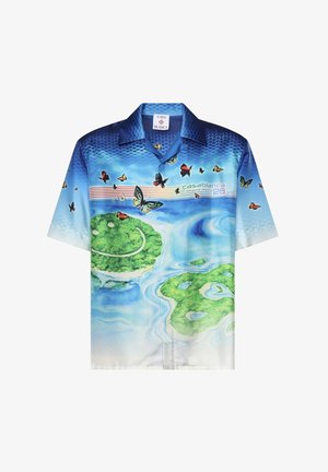 Camicia blu a maniche corte con isole verdi, farfalle colorate e testo "casablanca beyond destiny 28" sul petto.