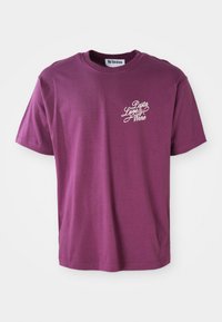 Fialová bavlnená tričko s krátkymi rukávmi a okrúhlym výstrihom, na prednej strane s bielym potlačeným textom "Pasta, Love & Wine".