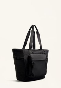 Schwarze Tragetasche aus robustem Stoff, mit zwei seitlichen Taschen, einem vorderen Reißverschlussfach und langen stabilen Trägern.