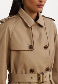Lauren Ralph Lauren DOUBLE BREASTED COTTON BLEND TRENCH COAT - Καμπαρντίνα - sand