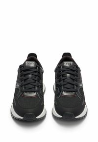 Schwarze sportliche Sneakers mit Obermaterial aus Stoff und Synthetik, Schnürung, verstärkter Zehenkappe, Logodetails an Zunge und Seite sowie Gummisohle.