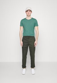 Tommy Jeans SLIM JASPE CREW NECK - T-shirt básica - rural green