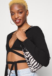 Even&Odd Petite Camisola de manga comprida - black