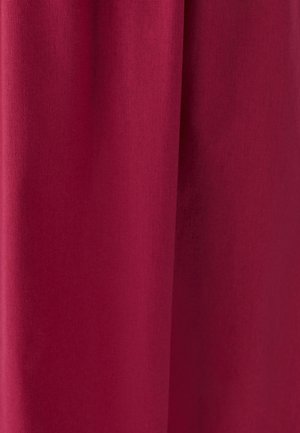 Czerwona tkanina o gładkiej fakturze, z subtelnym połyskiem. Materiał ma lekką i zwiewną estetykę.