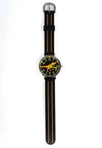 Montre noire ronde avec des accents jaunes et oranges. Le bracelet en caoutchouc présente des rayures orange. Grands chiffres et index d'heure sur un cadran noir.