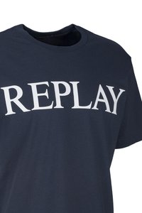 Marineblaues T-Shirt mit Rundhalsausschnitt und großen weißen Buchstaben "REPLAY" auf der Brust, kurze Ärmel und schlichtes Design.