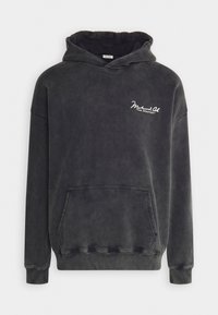 Donkergrijze pullover hoodie, gemaakt van zacht materiaal. Voorzien van een voorkleurzak, ribgebreide boorden en een wit geborduurd logo op de borst.