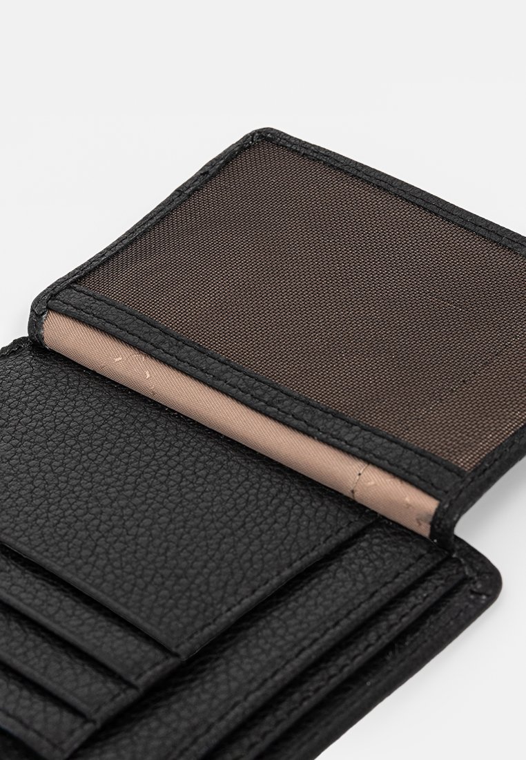 Schwarze Lederbrieftasche mit strukturiertem Finish, ausgestattet mit einem braunen Kartensteckfach und einem durchsichtigen ID-Fenster, geöffnet, um die Innenausstattung zu zeigen.