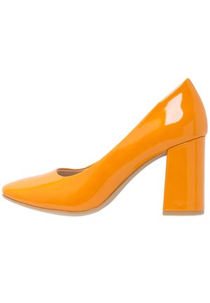 Escarpins à talons hauts en cuir verni orange avec un bout pointu et un talon bloc épais pour plus de stabilité. Texture lisse, accents minimaux.