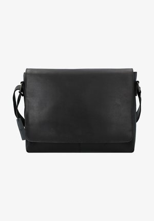 Sac à messager en cuir noir au design plat, avec une sangle ajustable et une fermeture à rabat. Présente une couture minimaliste et une texture lisse.