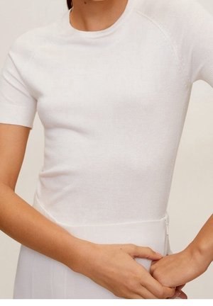 Weißes kurzärmeliges, geripptes Strickoberteil mit Rundhalsausschnitt und nahtlosem Design. Leicht taillierte Silhouette und Reißverschlussdetail an der Taille.