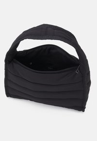 Sac à main noir matelassé avec poignée rembourrée et compartiment principal zippé ouvert montrant la doublure intérieure en tissu.