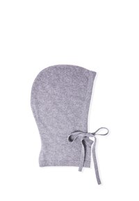 Balaclava en laine grise avec un sommet arrondi. Présente une fermeture à lien sur le côté et une texture douce, adaptée aux temps froids.