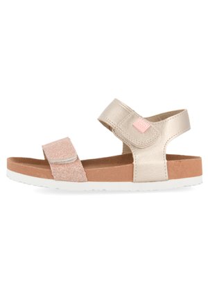 Sandale métallique dorée et rose avec deux sangles en Velcro réglables, une semelle intermédiaire type liège et une semelle en caoutchouc blanc avec des accents texturés.