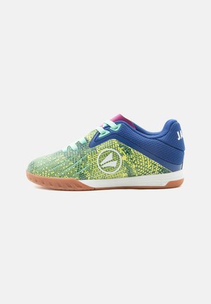 Lavprofils indendørs sportssko med blå mesh-overdel, gulgrønt pixelmønster, lyseblå snørebånd, gummisål og hvidt logo på siden.