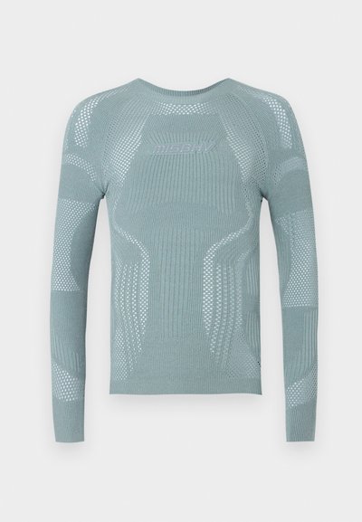 Lichtblauw, lange mouw, gebreid shirt met textuurpatronen en gaasaccenten, ontworpen voor een aansluitende pasvorm. Logo zichtbaar aan de voorkant.