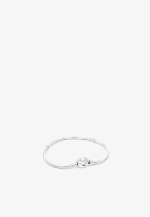 Bracciale in argento con un design intrecciato, un elemento centrale a forma di cuore con l'incisione "AMORE" e dettagli in metallo liscio.