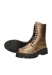 Metallisch bruine gevechtsschoenen met een ronde neus, dikke zwarte rubberen zool en vetersluiting aan de voorkant. Het leren bovenwerk heeft minimale stikseldetails.