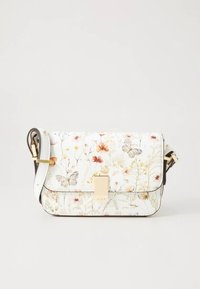 Handtasche mit Blumenmuster auf weißem Hintergrund, goldenen Beschlägen und überklappbarer Klappe. Mit detaillierten Pflanzen- und Schmetterlingsmotiven sowie Lederriemen.