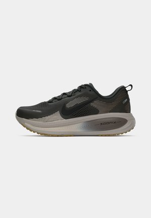 Sort løbesko med mesh-overdel, reflekterende detaljer og ZoomX-dæmpning. Har en struktureret sål for godt greb. Strømlinet design.