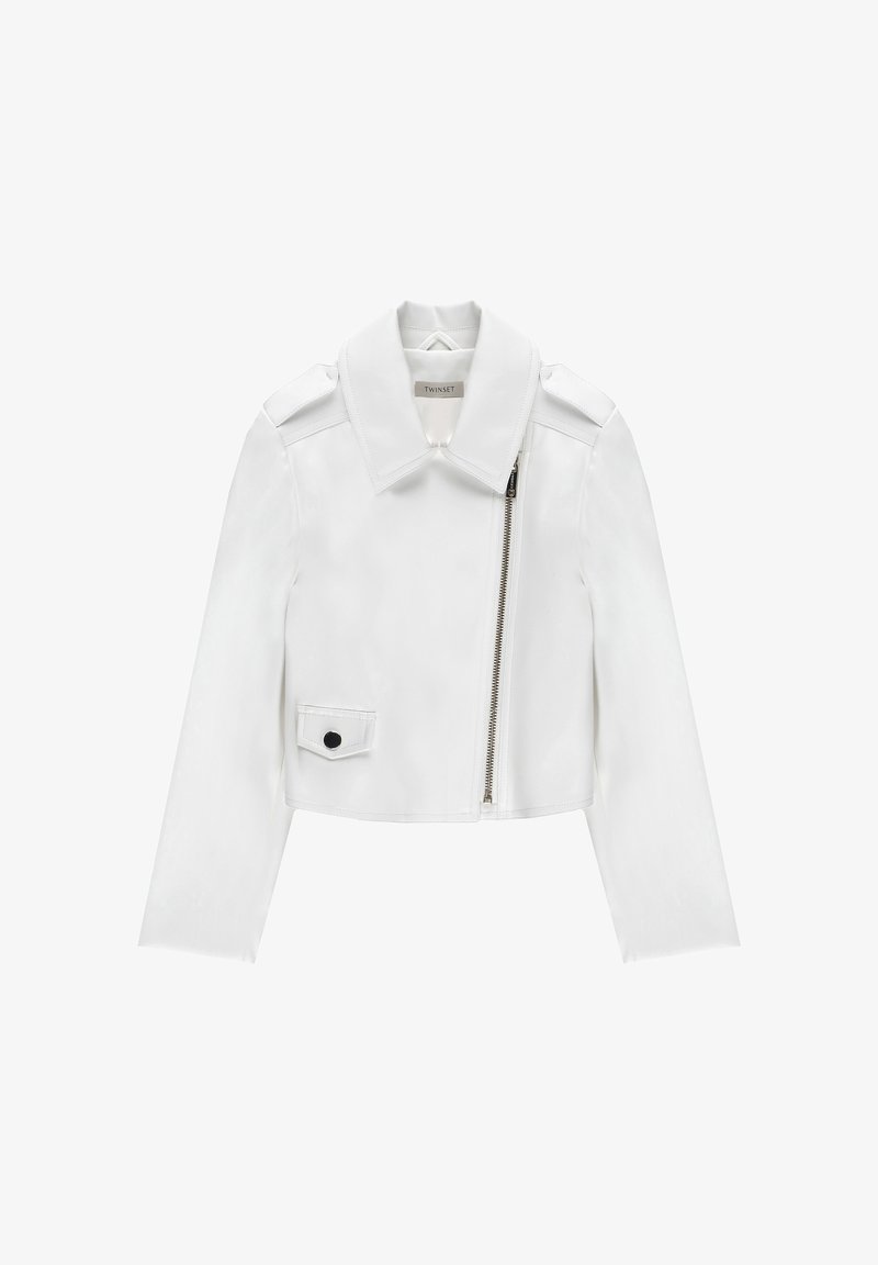 Hvid cropped jakke med asymmetrisk forlynlåsning, spidst krave, skulderklaffer og en enkelt klaplomme med en sort knap.