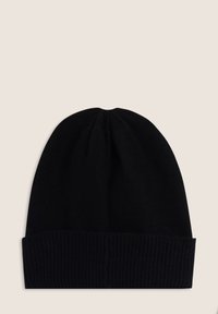 Beanie nera realizzata in morbido materiale a maglia, con un risvolto a coste e una parte superiore liscia con cuciture arr gathered, perfetta per il calore.