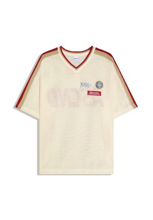 Kortærmet cremefarvet mesh-skjorte med røde og beige striber på ærmerne, V-udskæring og tre patches på brystet.